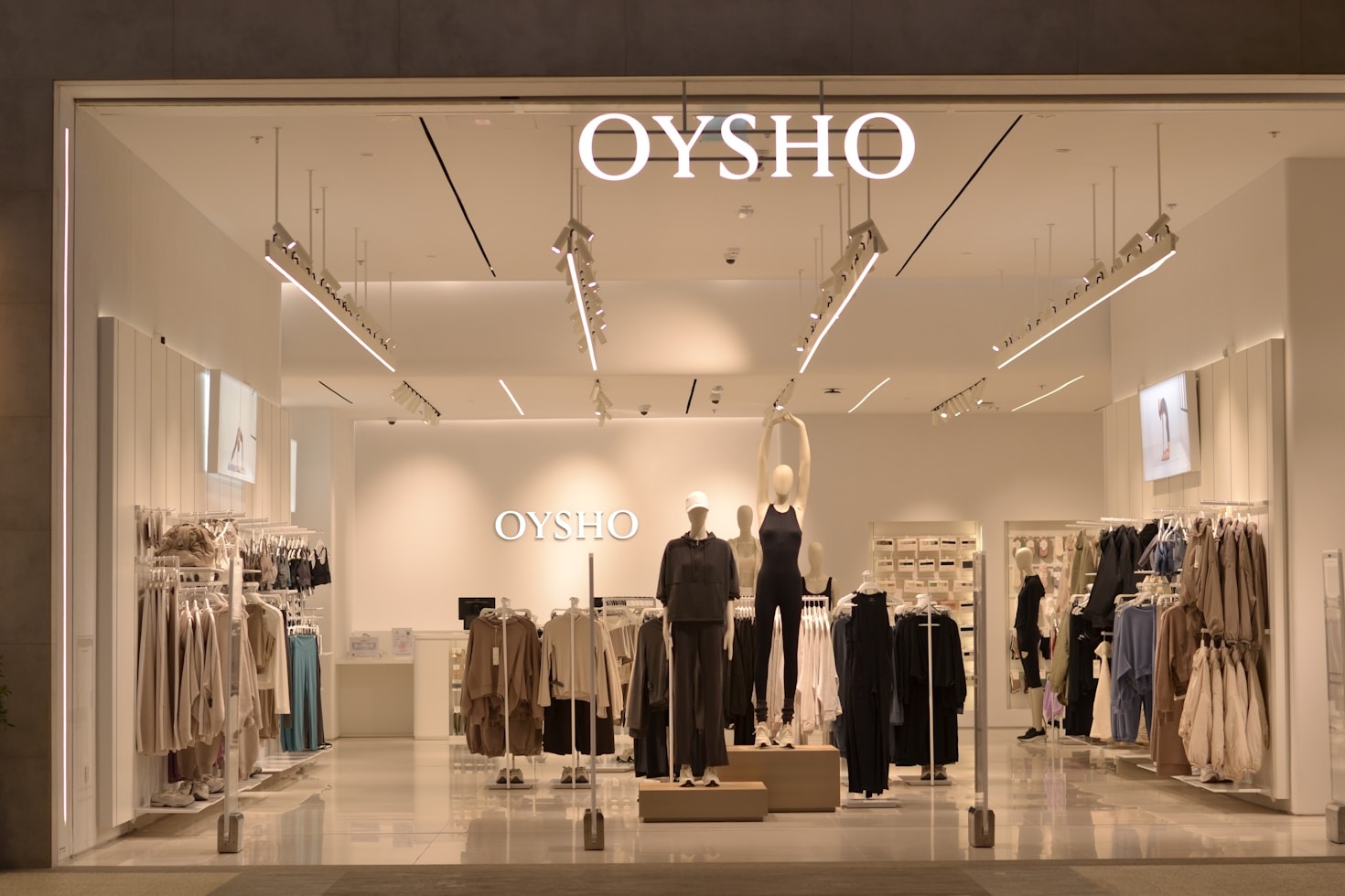 How to Style Contemporary Outfits Effortlessly